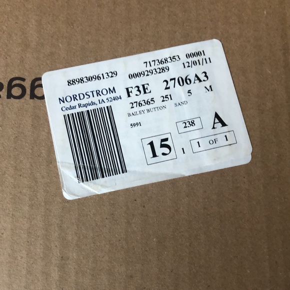 UGG Bailey Button Short Boots (Size: Big Kids 5) - Picture 16 of 17